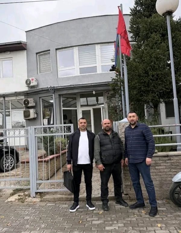 Me iniciativë të këshilltarëve të VLEN-it, flamuri shqiptar valëvitet për herë të parë në Shuto Orizare