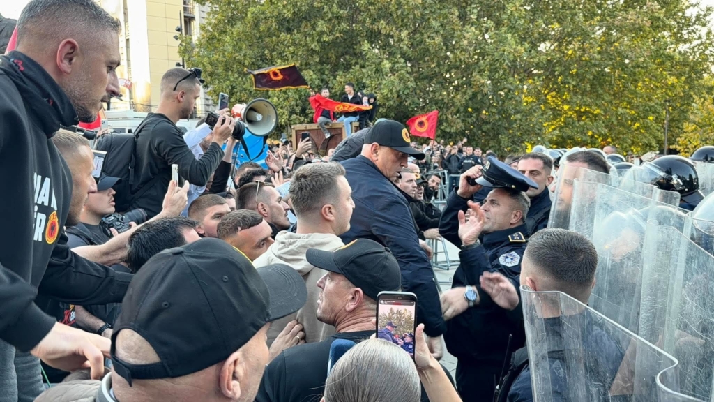 Protestuesit pengohen nga Policia, synonin të vendosnin uniformën e UÇK-së në hyrje të Qeverisë