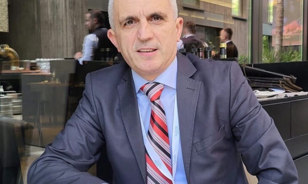 Blerim Hyseni shpërthen: Rinovuan sallën, por “harruan” gjuhën shqipe në Kumanovë!