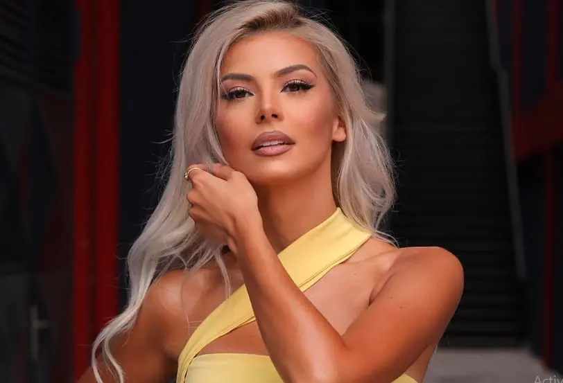 Marina Vjollca tërheq vëmendjen me stilin e saj në dyqan