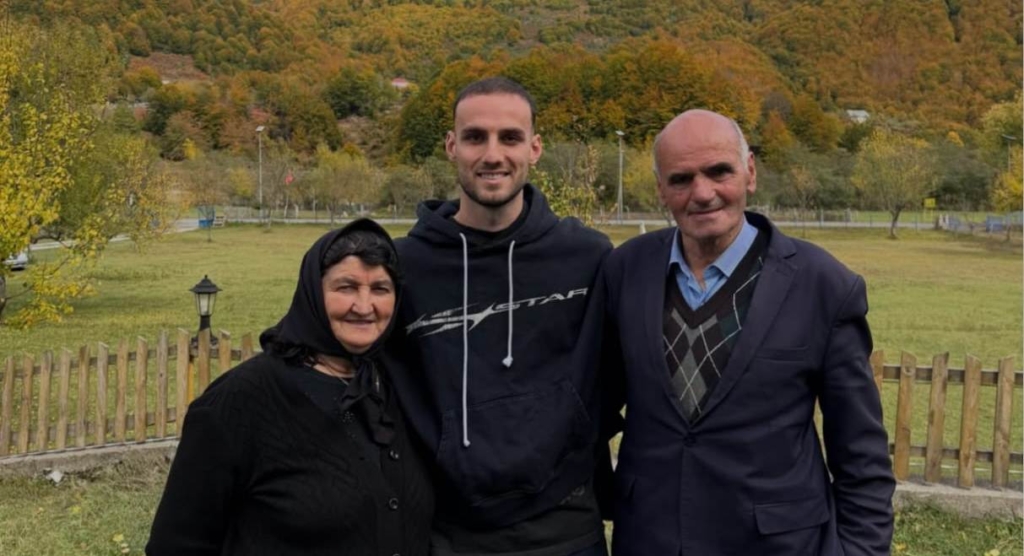 FOTOGALERI/ Nga futbolli te rrënjët familjare, Mario Mitaj viziton shtëpinë e gjyshërve – Vizion Plus