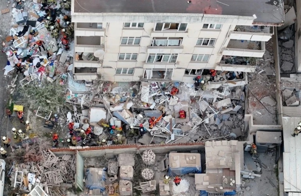 Pesë të vdekur nga shembja e një pallati në Stamboll, mes viktimave një vajzë 5-vjeçare – Vizion Plus