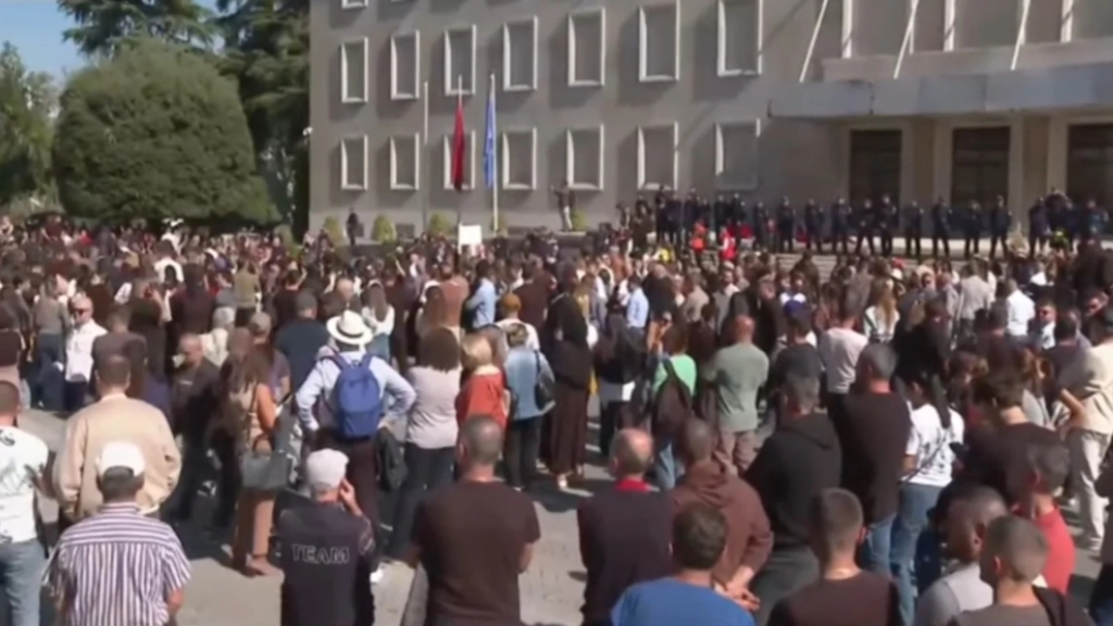 Protestuesit largohen nga Kryeministria, nisin marshim drejt Ministrisë së Arsimit