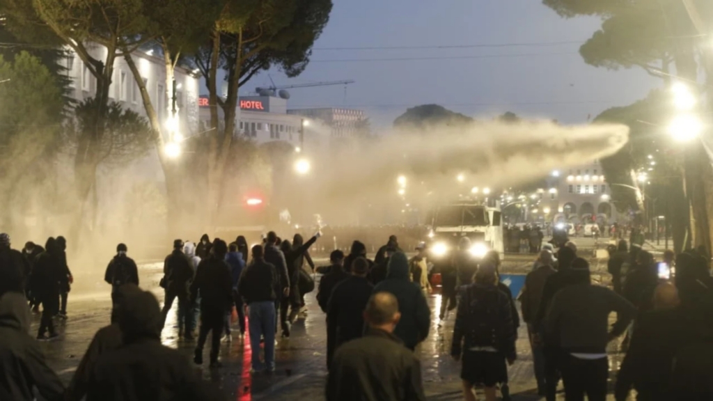 Revolta studentore në Tiranë merr vëmendjen e mediave ndërkombëtare/ Media amerikane: Shtohen thirrjet për dorëheqjen e Ramës!