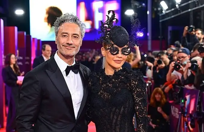 Rita Ora shkëlqen në Londër me një fustan të guximshëm në premierën e filmit të bashkëshortit