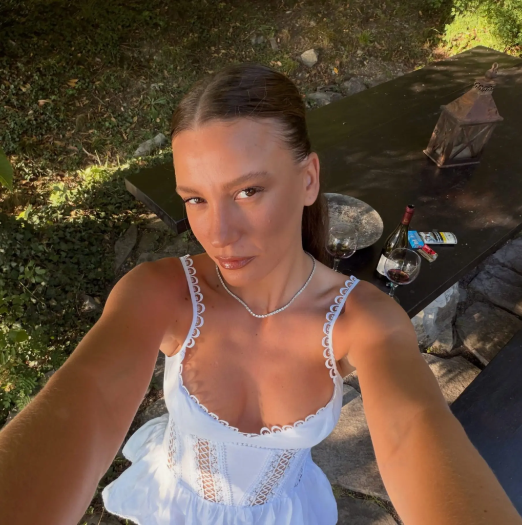 Serenay Sarıkaya: Ajo ka bërë ndërhyrje në gjoks? Komentet e fundit ngrejnë dilema!