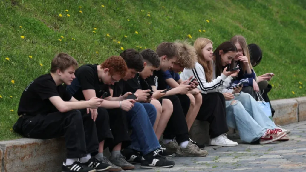 Greqia ndalon rrjetet sociale për fëmijët nën 15 vjeç, ligji hyn në fuqi në vitin 2027