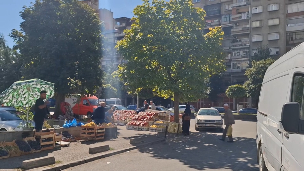 Tezga të lira, por vazhdon shitja në trotuare! Tregtarët kërkojnë rend në Tregun e Tetovës