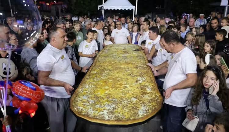 Pita gjigante 4.4 metra në Veles, rekord me 90 kilogramë!