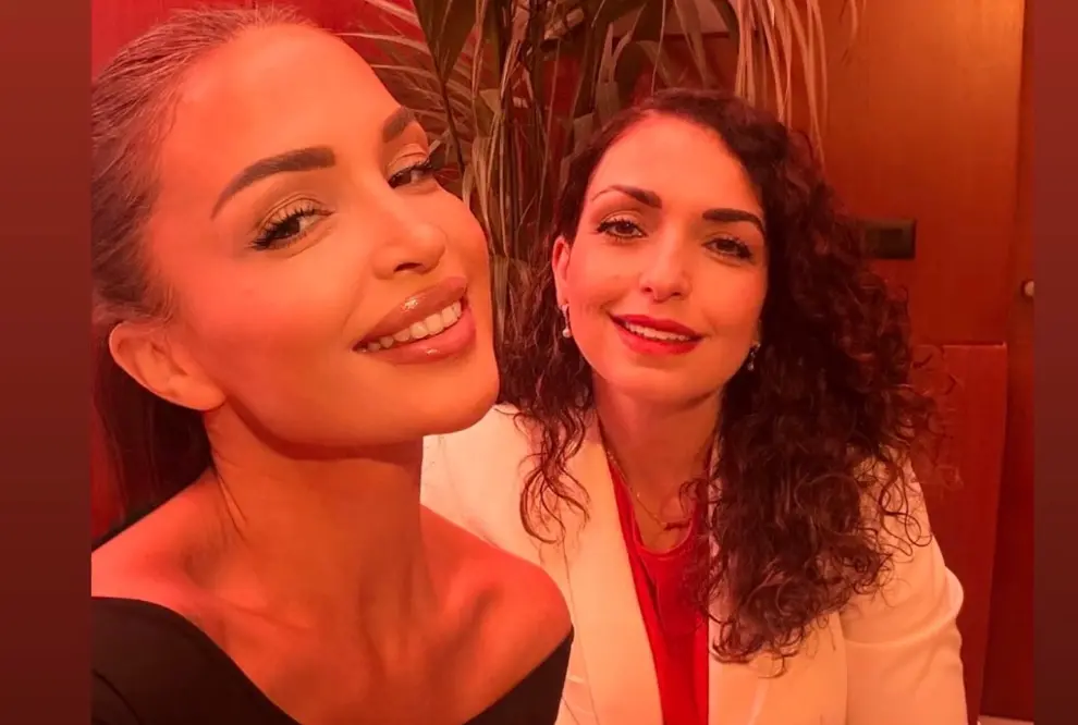 Vjosa Osmani dhe motra e saj: Një moment i veçantë që frymëzon