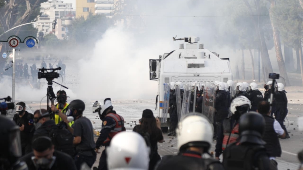 AGSH: 50 incidente ndaj gazetarëve gjatë protestave në Tiranë, 80% e rasteve lidhen me Policinë e Shtetit